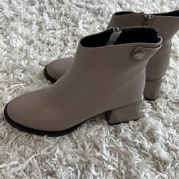 NWOT Leather European Booties - Picture 5 of 7